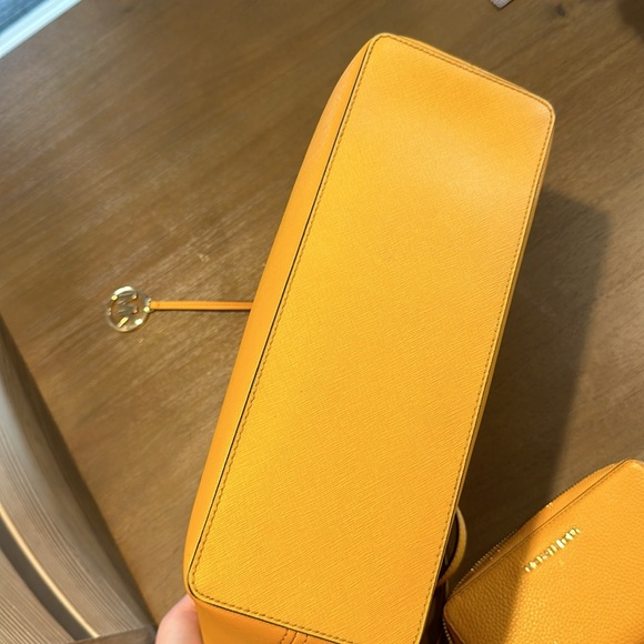 Micheal Kors Tote w/ clutch wallet - Picture 11 of 11